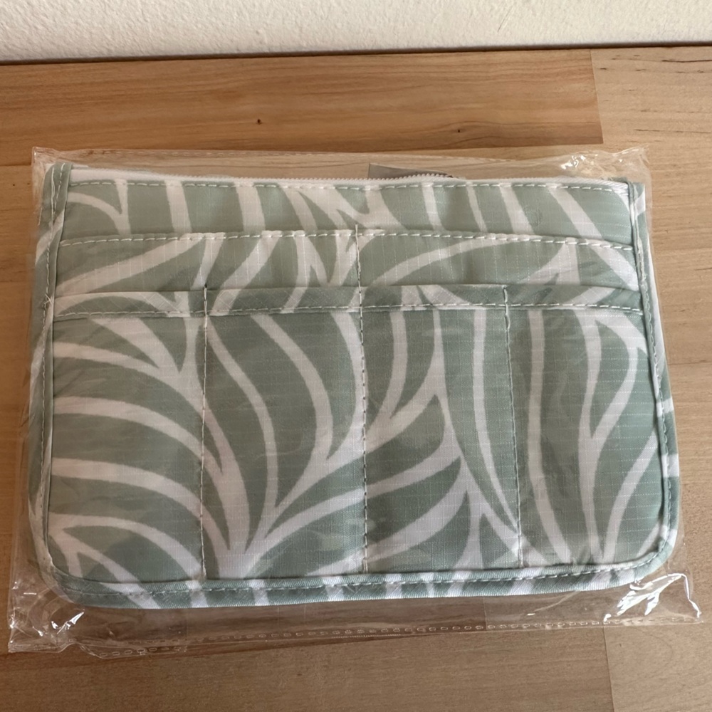 Stylish Green and White Purse Organizer - Picture 10 of 12